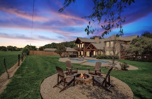 McKinney House | Rustic Cabin Mansion - Hot tub Gym Cinema Pool