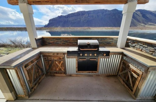 Beverly House | Rustic Cabin on the Columbia river.