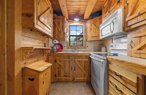 Jasper Cabin | Rustic Cedar Roost Private Balcony Best Views