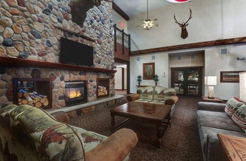 Sioux City Hotel | Rustic Charm Meets Modern Comfort: Cozy Lodge in Downtown Sioux City