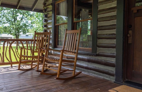 Livingston Cabin | Rustic Charm with Modern Amenities, Two Creeks Crossing Resort