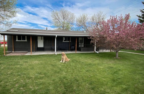 Torrington House | Rustic House with WiFi and great location