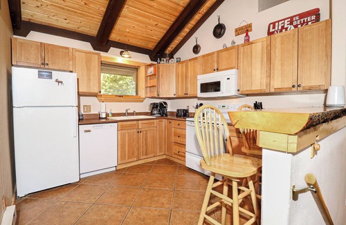 Grand Lake Cabin | Rustic Inn-Cozy Mountain Getaway with Stunning Lake Views & Pet Friendly!
