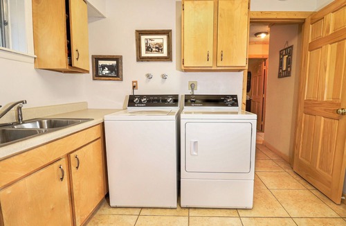 Grand Lake Cabin | Rustic Inn-Cozy Mountain Getaway with Stunning Lake Views & Pet Friendly!
