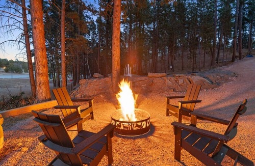 Rapid City Cabin | Rustic Log Cabin w/King Bed Near Mount Rushmore