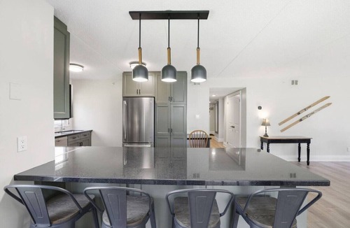 The Blue Mountains Condo | Rustic-Modern Gem | Steps to Blue Mtn Village