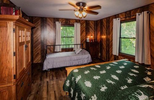 Dundas House | Rustic, Pet Friendly Cabin near East Fork Lake, Olney, Illinois