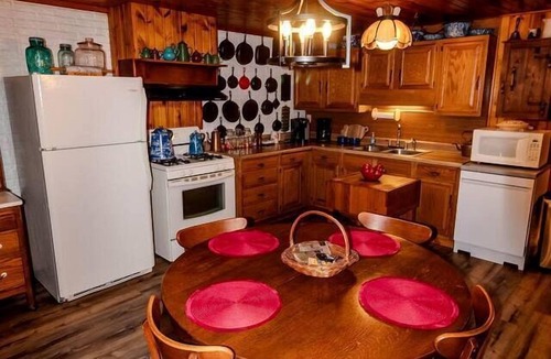 Dundas Cabin | Rustic, Pet Friendly Cabin near East Fork Lake, Olney, Illinois