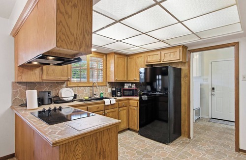 Broadmoor House | Rustic Retreat 5‑BR Home w/Backyard Oasis + Fire Pit