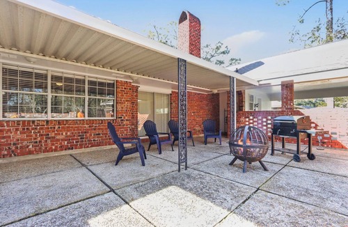 Broadmoor House | Rustic Retreat 5‑BR Home w/Backyard Oasis + Fire Pit