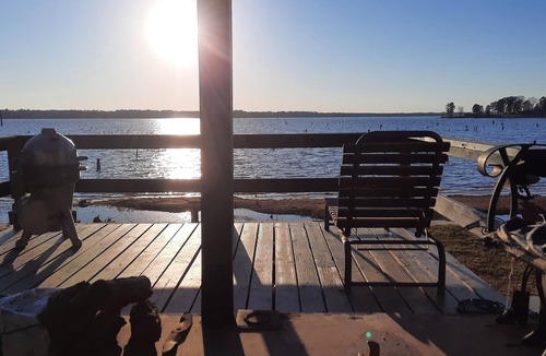 Lafayette County House | Rustic romantic lakefront cabin!