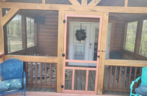 Jones Mills Cabin | Rustic Tiny House w/Private Kennel!