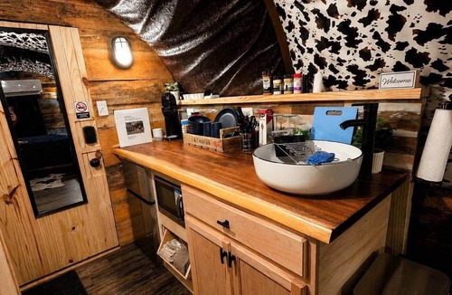 Avinger Cabin | Rustic Wagon Glamping near Lake O' the Pines - Hot Tub - Fire Pit