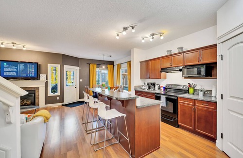 Southwest Edmonton Apartment | Ruth - 4 Bdrms, Central AC, Bbq & Fenced Yard