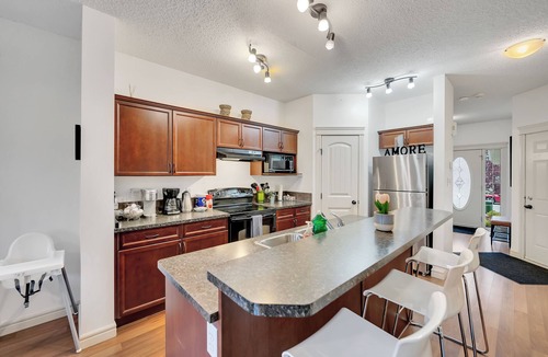 Southwest Edmonton Apartment | Ruth - 4 Bdrms, Central AC, Bbq & Fenced Yard
