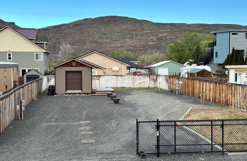 Sunland Estates RV Rental | RV parking in Sunland, close to park and store. No bathroom. No septic dump.