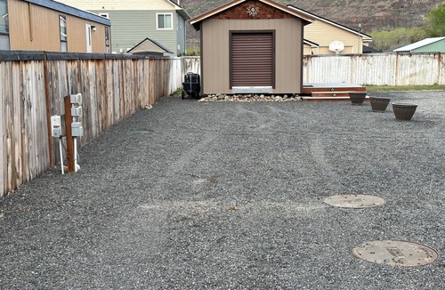Sunland Estates RV Rental | RV parking in Sunland, close to park and store. No bathroom. No septic dump.