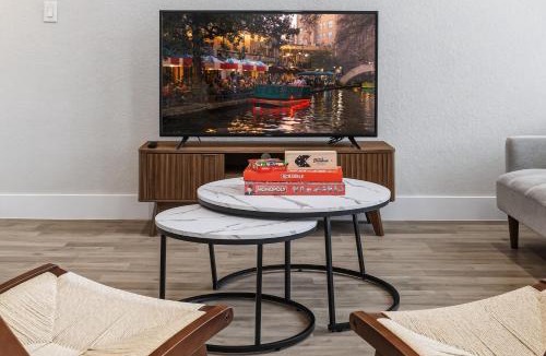 Denver Heights House | SA Modern Home Nr River Walk DT BBQ Yard Games