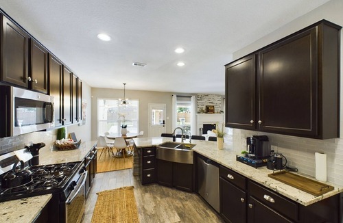 Houston House | Saddle & Spurs BNB- 25 minutes to downtown + pool