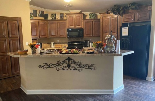 Muenster Cottage | Saint Jo Ranch Retreat Across from Winery | 4BR, Porch and Valley Views
