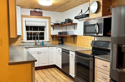 Okanogan House | Salmon Fishing Lrg1-bedroom sleeps 5 WiFi in Malott attached to wagon wheel.
