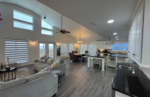 Freeport House | Salty Fins - Beachfront - Large group Welcome