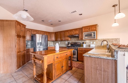 Nor Este House | Sandia Retreat: 6Br - 15min to airport - Games