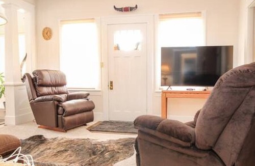 Richland House | Sass House, Cozy 2 Bdrm Home! Fire Pit, Pets Stay Free!