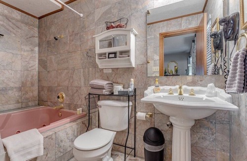 Norman Apartment | Satin Suite at Whispering Pines Inn