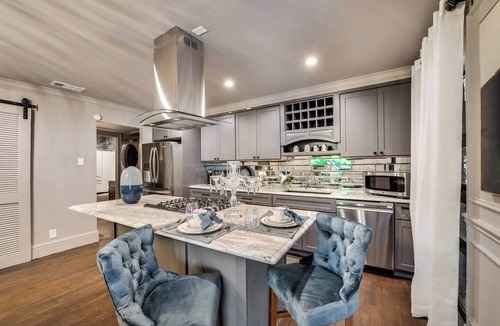 Peak's Suburban Addition Condo | Savor your stay in this elegant Dallas retreat, blending modern comforts with historic charm. Enjoy high-speed Wi-Fi, a smart TV, luxurious king bed, marble finishes, and an award-winning courtyard oasis.