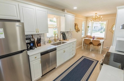 Urbandale House | Scandinavian Retreat Fire-Pit Patio Dog Friendly