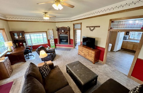 Baker City House | Scarlet Begonia - Great for Families, Large 4 Bdrm, Local Golfing 50% Off!