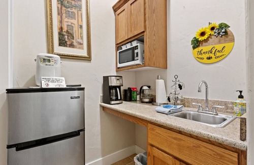 Baker City Cottage | Scenic Views Casita 1 - Cozy Studio for 2, Local Golfing 50% Off!