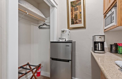 Baker City Cottage | Scenic Views Casita 1 - Cozy Studio for 2, Local Golfing 50% Off!