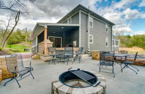 Yankton House | Scenic Yankton Retreat w/Fire Pit: 1 Mi to Lake!