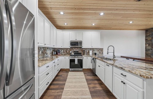 Sandpoint Ski Chalet | Schweitzer Mountain High End Ski Retreat for FUN! 4 BR/3.5 BA/5 BED CHALET