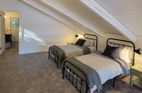 Burley House | Seascape Cabin | PNW - Waterfront, trails, beaches and so much more!
