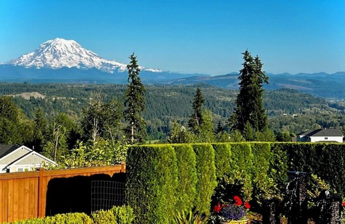 Puyallup House | Seattle Area Luxury Home w/Private Pool in Puyallup-45 Min from Seattle Stadium