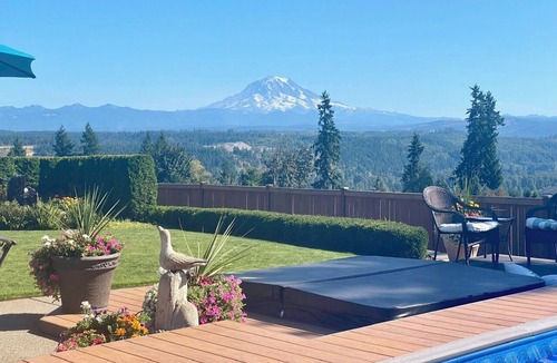 Puyallup House | Seattle Area Luxury Home w/Private Pool in Puyallup-45 Min from Seattle Stadium