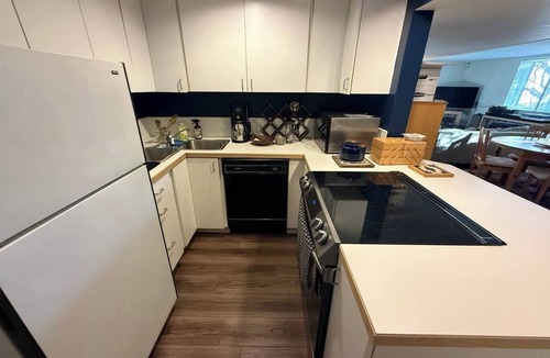 Mid-Beacon Hill Apartment | Seattle HiFi Hideaway | Music & Art Lovers` Dream
