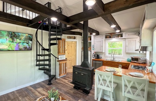Mena Cabin | Secluded cozy cabin overlooks creek below, close to WPG trails, newly remodeled