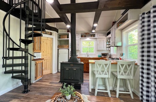Mena Cabin | Secluded cozy cabin overlooks creek below, close to WPG trails, newly remodeled