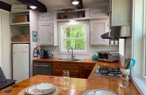 Mena Cabin | Secluded cozy cabin overlooks creek below, close to WPG trails, newly remodeled