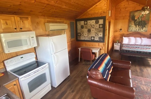 Paluxy Cabin | Secluded Escape with scenic views & hot tub
