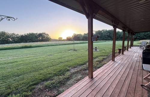 Chandlerville House | Secluded Lodge 10 minutes from Jim Edgar Panther Creek State Park.