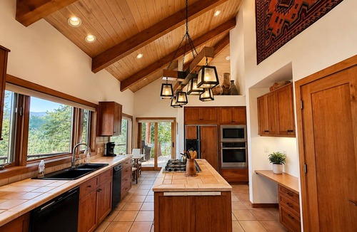 Purgatory House | Secluded Lodge with Lake Views
