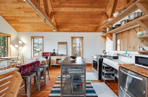 Eastsound Cabin | Secluded & stylish eco love nest right in town - perfect for work & play