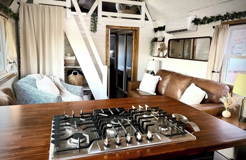 Burbank House | Secluded Tiny House with Fire Pit