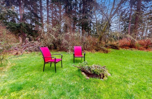 Freeland Cottage | Secluded Whidbey Island cottage with woodland views, firepit & kitchenette