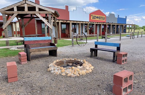 Cache Cabin | Seek & Snore Cabin near Wichita Mountains Cache ~ I Spy Wildlife Fun ~ sleeps 4